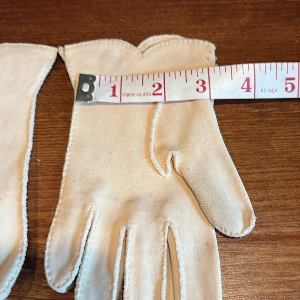 Elegant 50s vintage Cream Gloves Beaded Detail